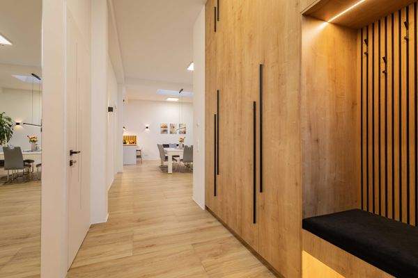 ...mit maßgefertigtem Garderoben-Einbauschrank