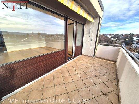 großer Balkon am Wohnzimmer