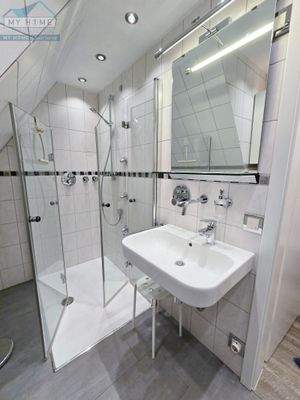 OG/Maisonette moderne Glasdusche 