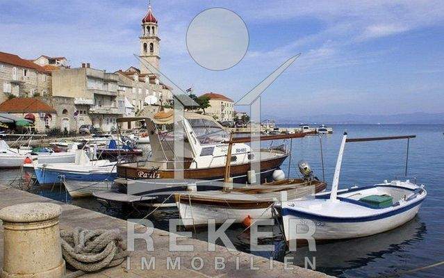 Sollten Sie ein Boot besitzen, hier wäre ihr Liegeplatz! Die schöne kleine Marina von Sutivan.