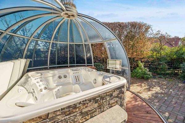 Jacuzzi mit Glocke_geöffnet