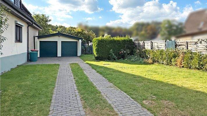 Garten (Garagenzufahrt)