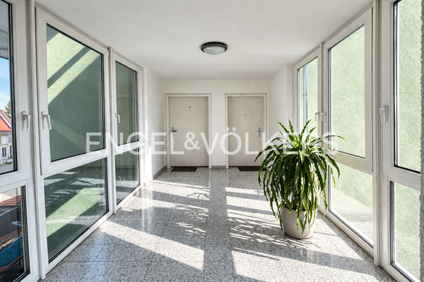 Gepflegtes Treppenhaus (die angebotene Wohnung befindet sich links)