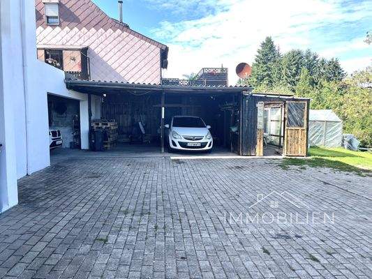 Innenhof mit Carport und Garage