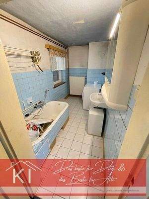 EG Badezimmer mit Fenster zur Garage