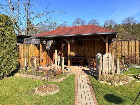 weitere, überdachte Sitzmöglichkeit