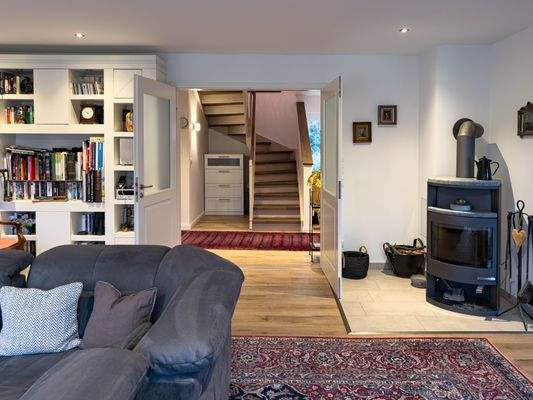 Wohnzimmer mit Kamin und Flügeltüren