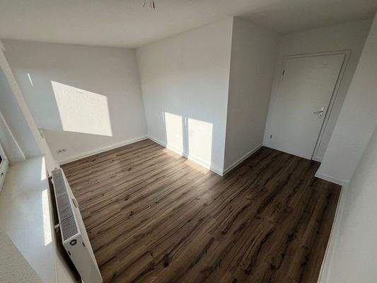 Helles Zimmer mit Holzboden