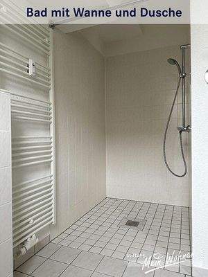 Bad mit Wanne und Dusche