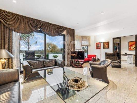 Wohnbereich mit Zugang zur Terrasse