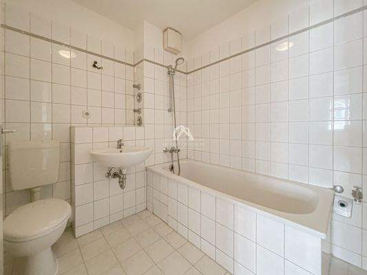 gefliestes Wannenbad