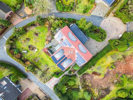 das Anwesen in ruhiger, gewachsener Umgebung mit Photovoltaik