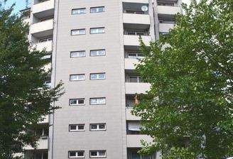 Rückansicht eines mehrstöckigen Gebäudes