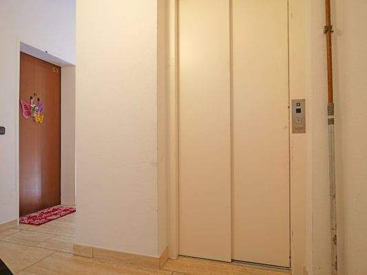 16-Treppenhaus und Aufzug