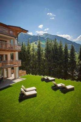 herrliche Liegewiese am Pool