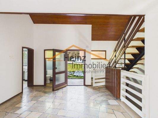 großer Eingangsbereich 