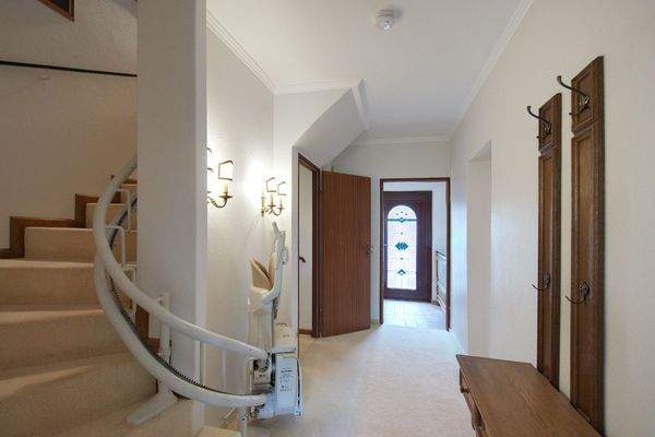 Halbrunde Treppe mit Seniorenlift