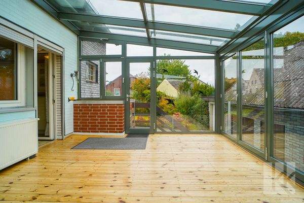 Davor: Der riesige Wintergarten mit...