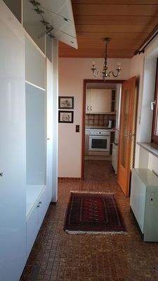 Flur mit Wandschrank und Blick