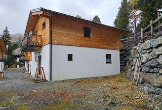 Südseite mit 2 Stellplätzen