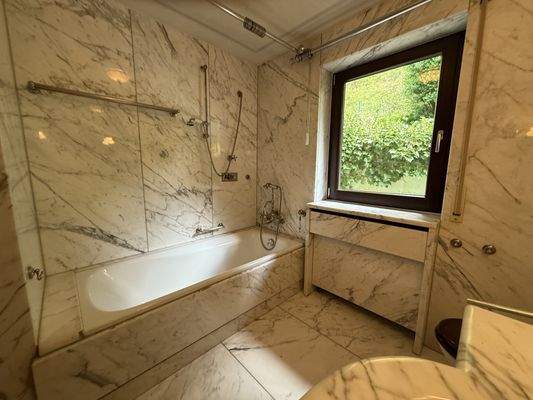 Bad OG Carrara Marmor