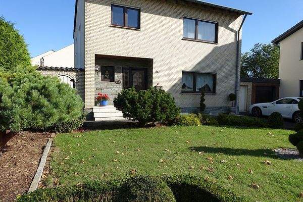 Vorderansicht mit Vorgarten