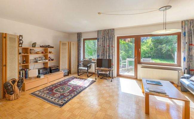 Wohnzimmer mit viel Licht