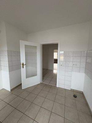 Helle Küche mit Fliesen