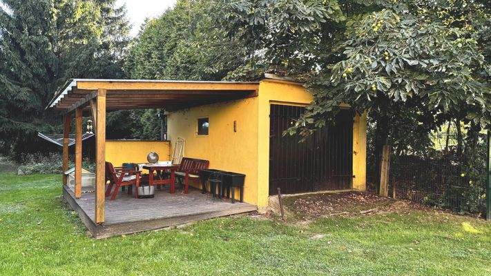 überdachte Sitzecke an der Garage