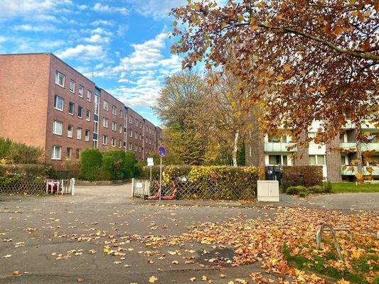 Seitenansicht des Hauses aus der Sackgasse, mit Blick auf die Kfz - Stellplätze