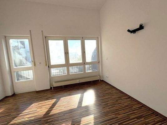 Schlafzimmer mit Balkon zur Südseite