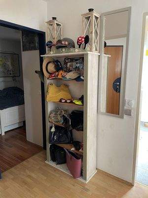 Zu Badtür li., Schlafzi. 1 re.