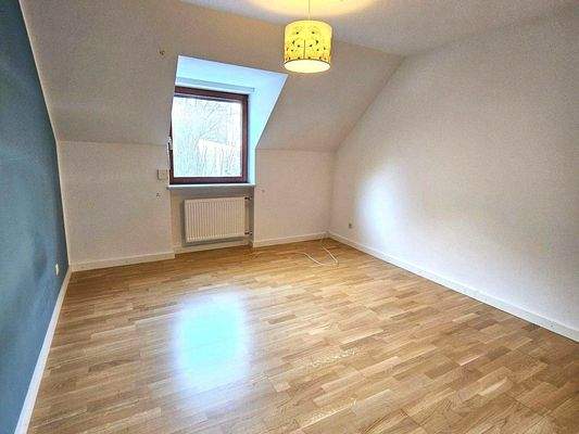 Blick ins ehemalige Elternschlafzimmer vom Badezimmer aus