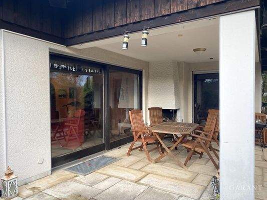 Blick auf die Terrasse mit offenem Kamin