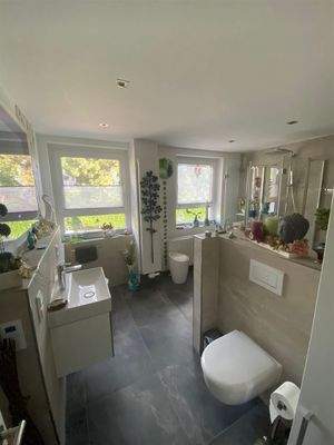 Tageslichtbad mit Wanne und Dusche