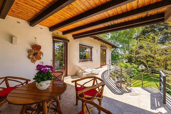 Überdachte Terrasse Villa