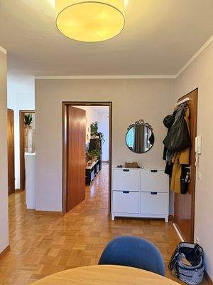 Flur mit Türen und Spiegel