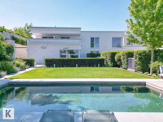 Pool mit Blick auf Villa