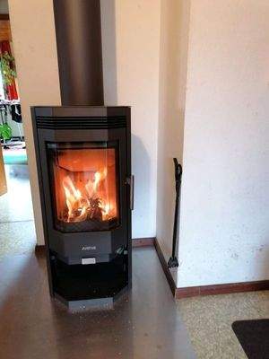 Neuwertiger Kaminofen im Flur