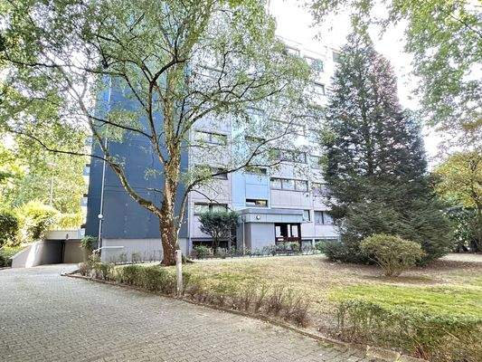 Blick zum Hauseingang und der Tiefgarageneinfahrt