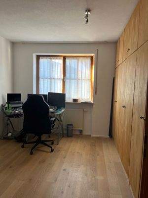 Helles Arbeitszimmer