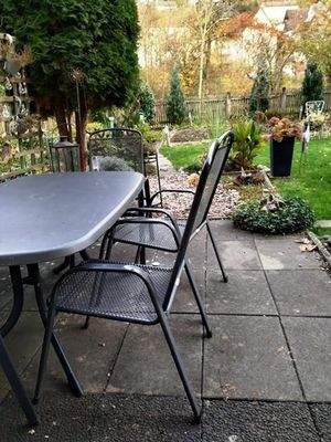 kleine Terrasse hinter dem Haus