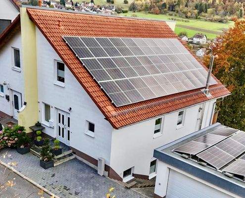 Dachansicht mit PV-Anlage