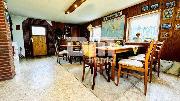 Nebengebäude mit Garage / Innenbereich