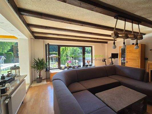 WE01 - Wohnzimmer 08 mit Blick in der Garten