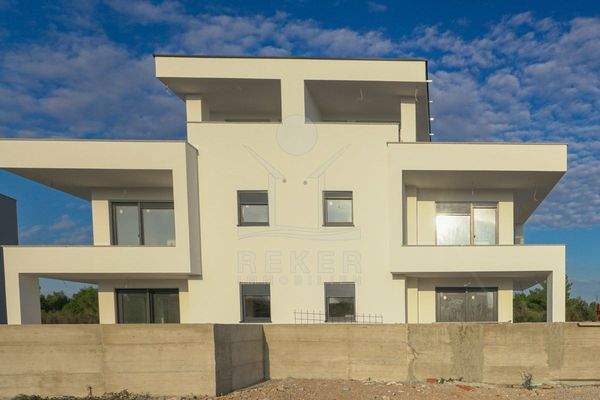 Moderne Haushälfte in Srima