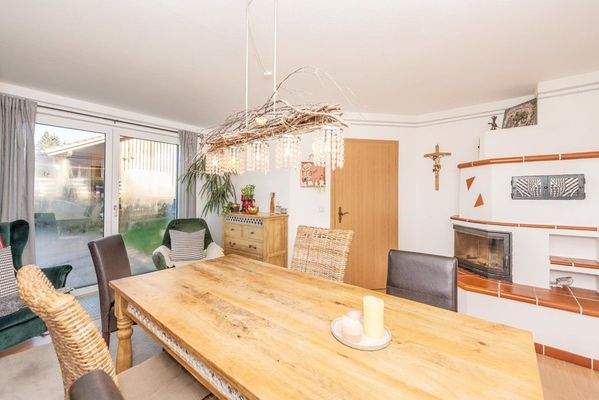 EG Esszimmer mit Kachelofen