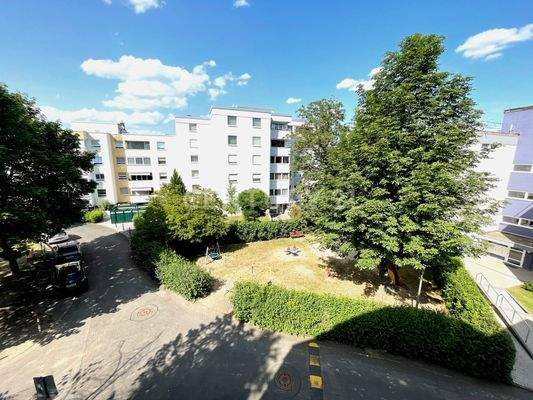 Spielplatz vor dem Haus