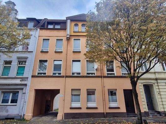 Straßenansicht Mehrfamilienhaus mit Garagenhof