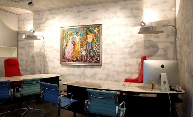 Stilvoller Arbeitsplatz mit Designerstuhl, großem 